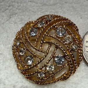 Vtg. Gold toned Brooch made to look like ropes w/Crystals